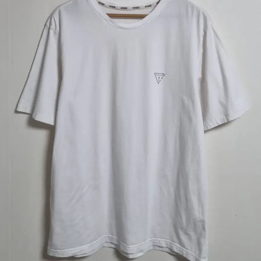 M ) GUESS 게스 화이트 반팔티