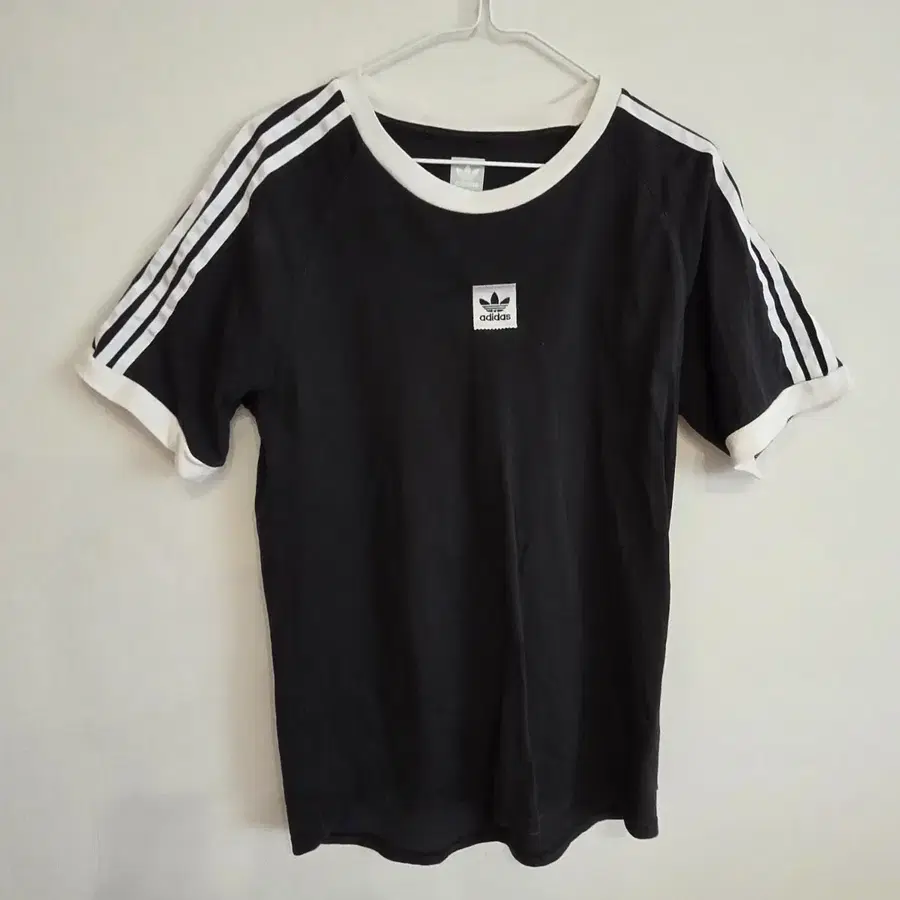 아디다스 삼선 블랙 반팔티 XL
