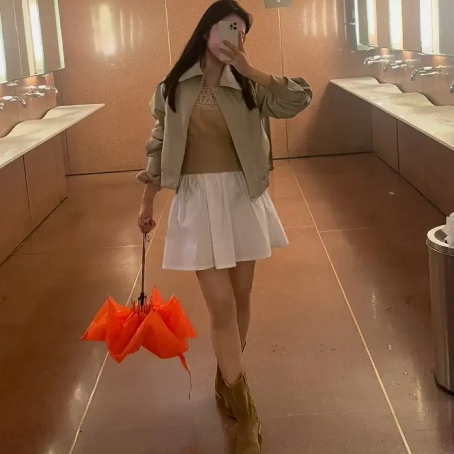 화이트 미니스커트