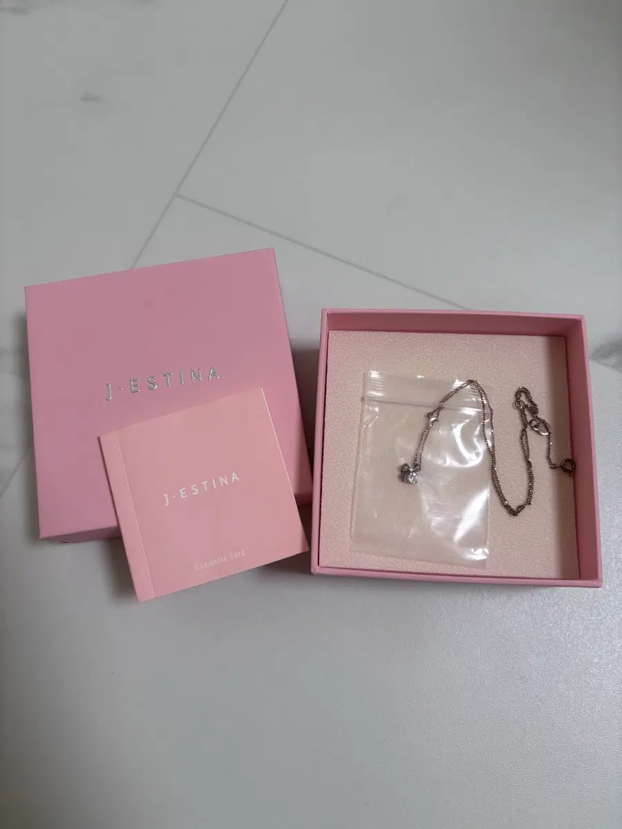 급하게 팔아야해서 싸게 내놔요!!!!ㅜㅜㅜ보증서랑 원래 포장박스까지 다 있습니다:)[아이유 PICK] 제이에스티나 LALA J WHITEMOND 목걸이