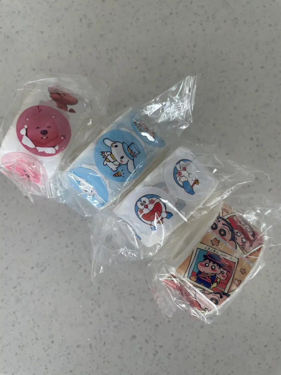 무료배송 캐릭터 스티커 4종 세트 짱구 도라에몽 시나모롤 루피