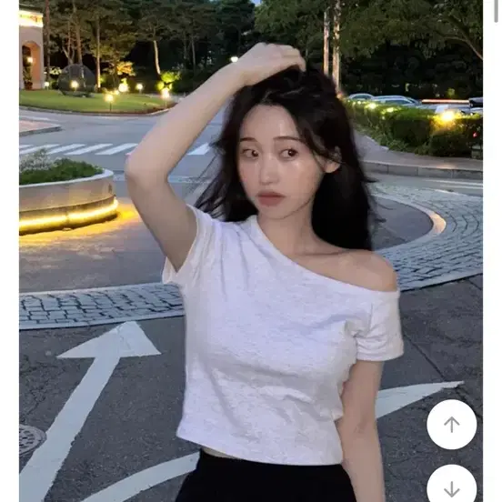 영앤리치 원오프숄더 티셔츠
