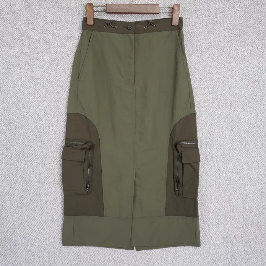 더엣지 23년 여성 밴딩 바스락 카고 스커트 55size