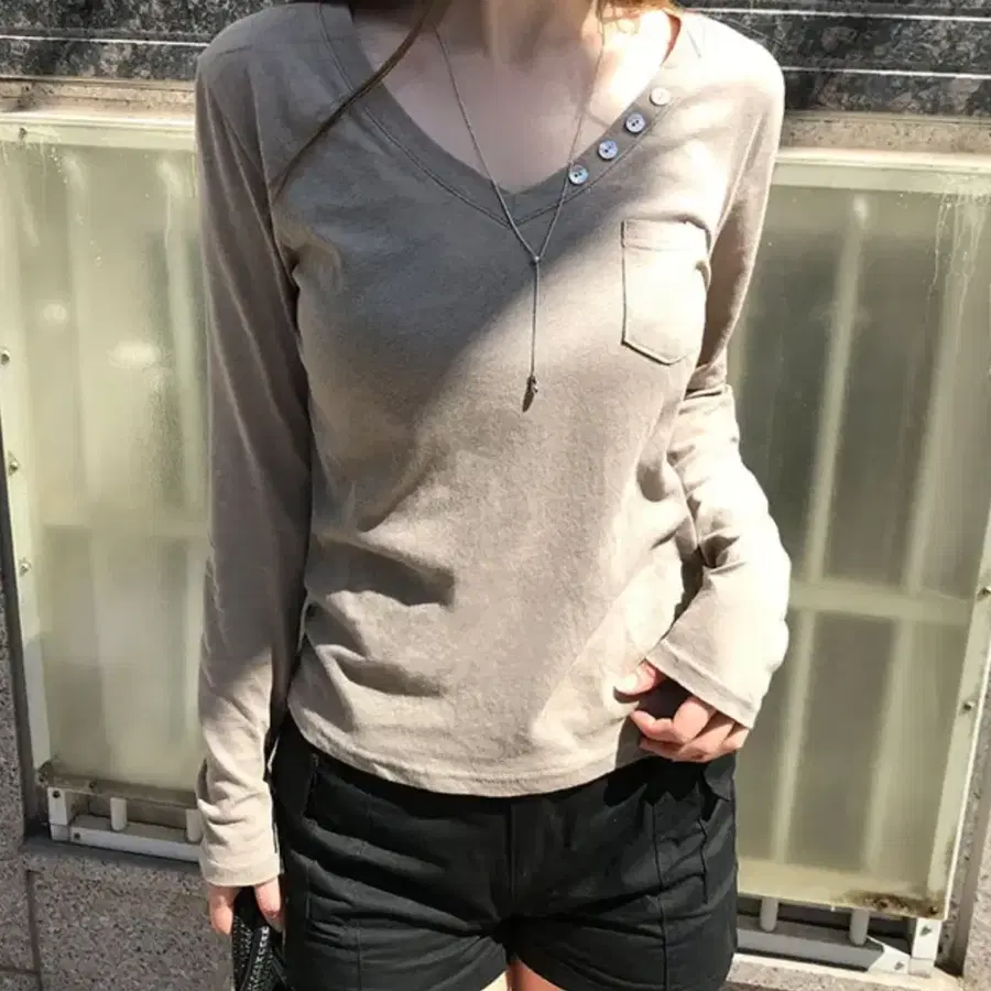 코이뮤 마모 단추 포켓 브이넥 긴팔 티셔츠 베이지