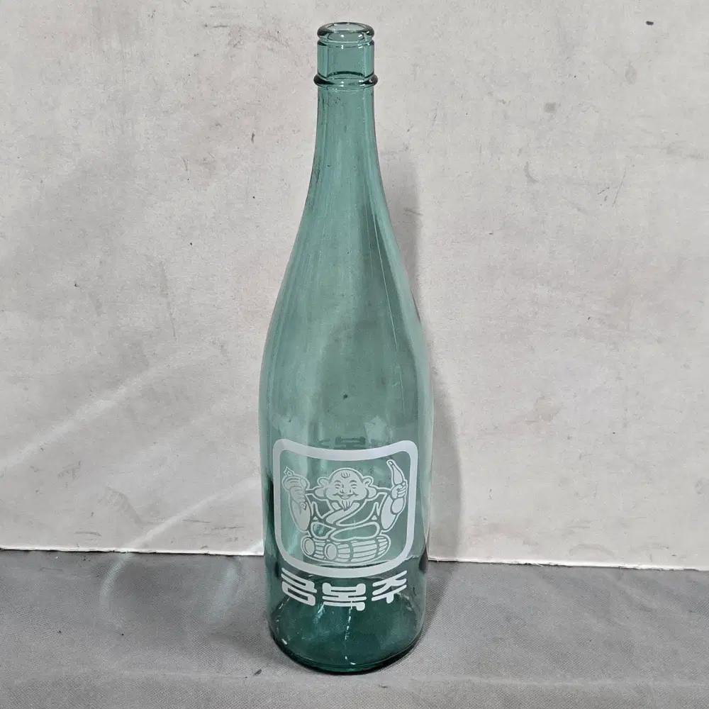 고전병 .옛날 소주병 1.8L의 금복주 소주 댓병