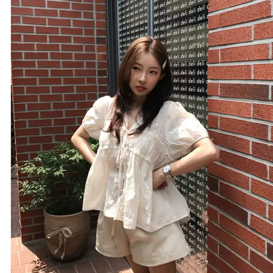더핀 프릴블라우스