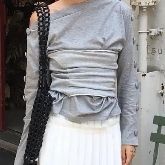 언발 버튼 포인트 티셔츠