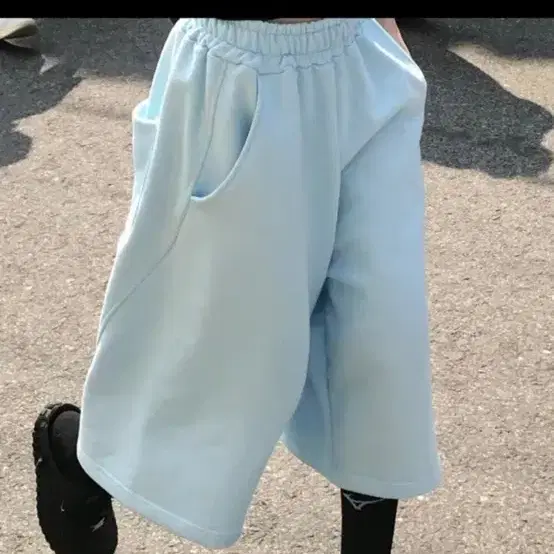 연한하늘색 밴딩 반바지