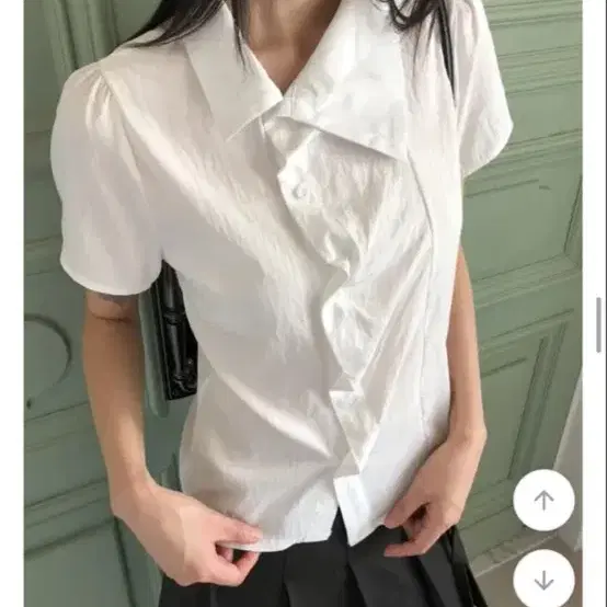 화이트 퍼프소매 블라우스