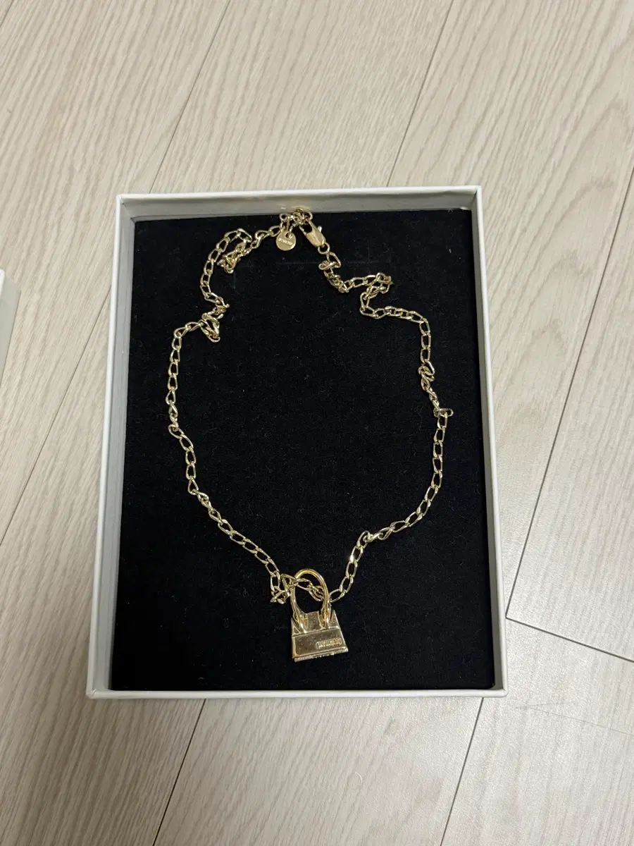 자크뮈스 목걸이