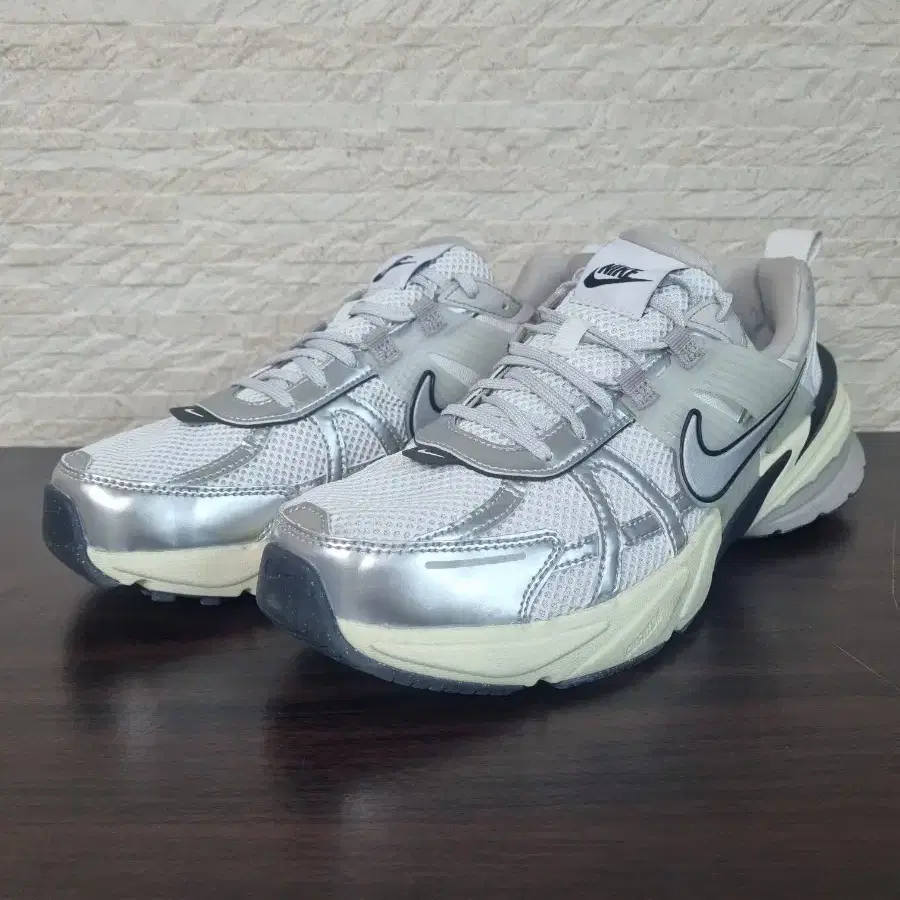 나이키 V2K 런 서밋 화이트 메탈릭 실버 285mm