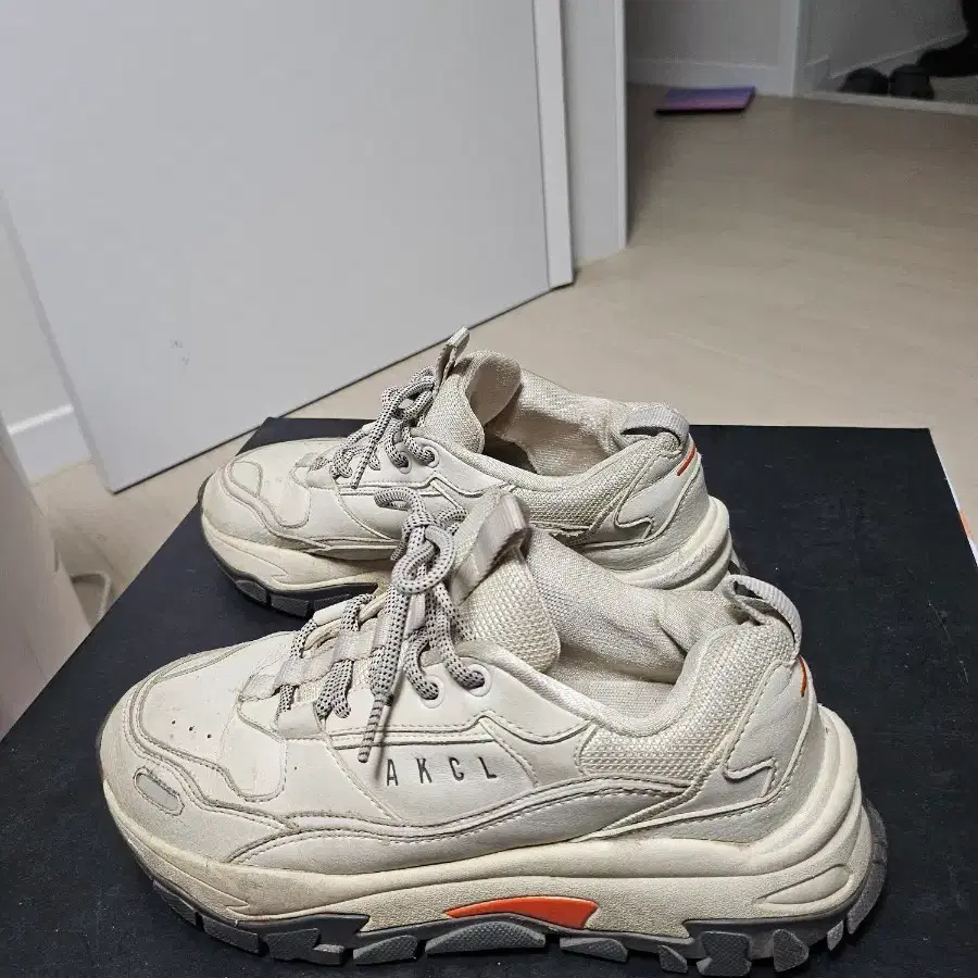 AKIII CLASSIC 어반 트래커 베이지 240mm 상태좋음