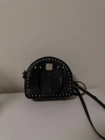 MCM 스터드 숄더백 블랙