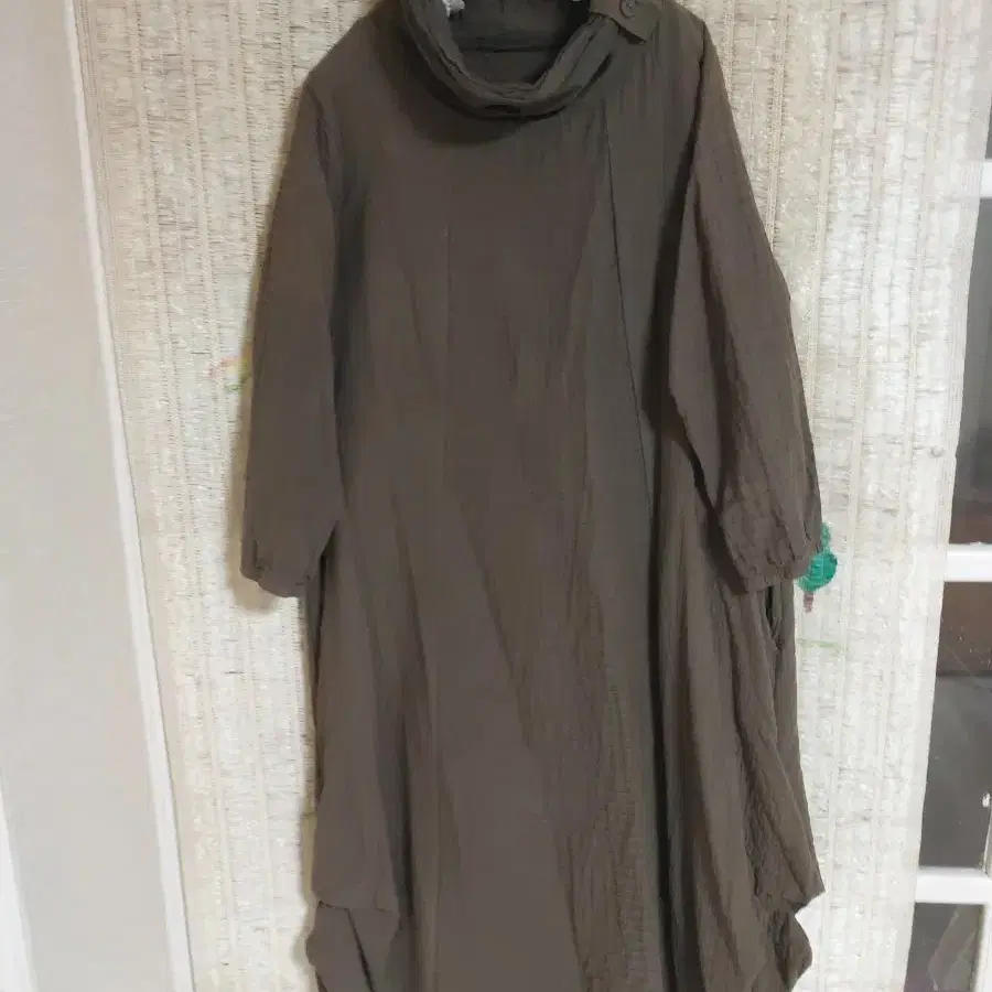 카기 색상의 롱 원피스