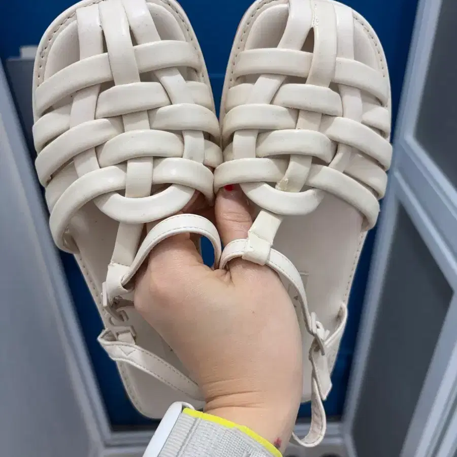크림색 꼬임 스트랩 샌들