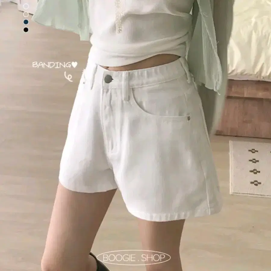 부기샵 화이트 A라인 숏팬츠