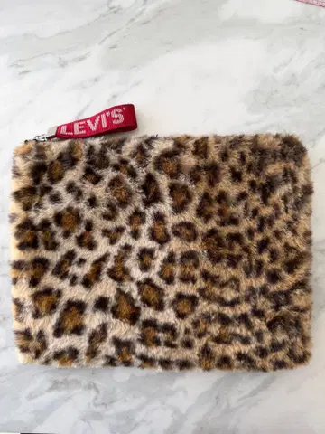 Levi's 레오파드 무늬 퍼 클러치백 23 x 29cm 정도