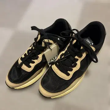 ZARA 스니커즈 38사이즈 새상품