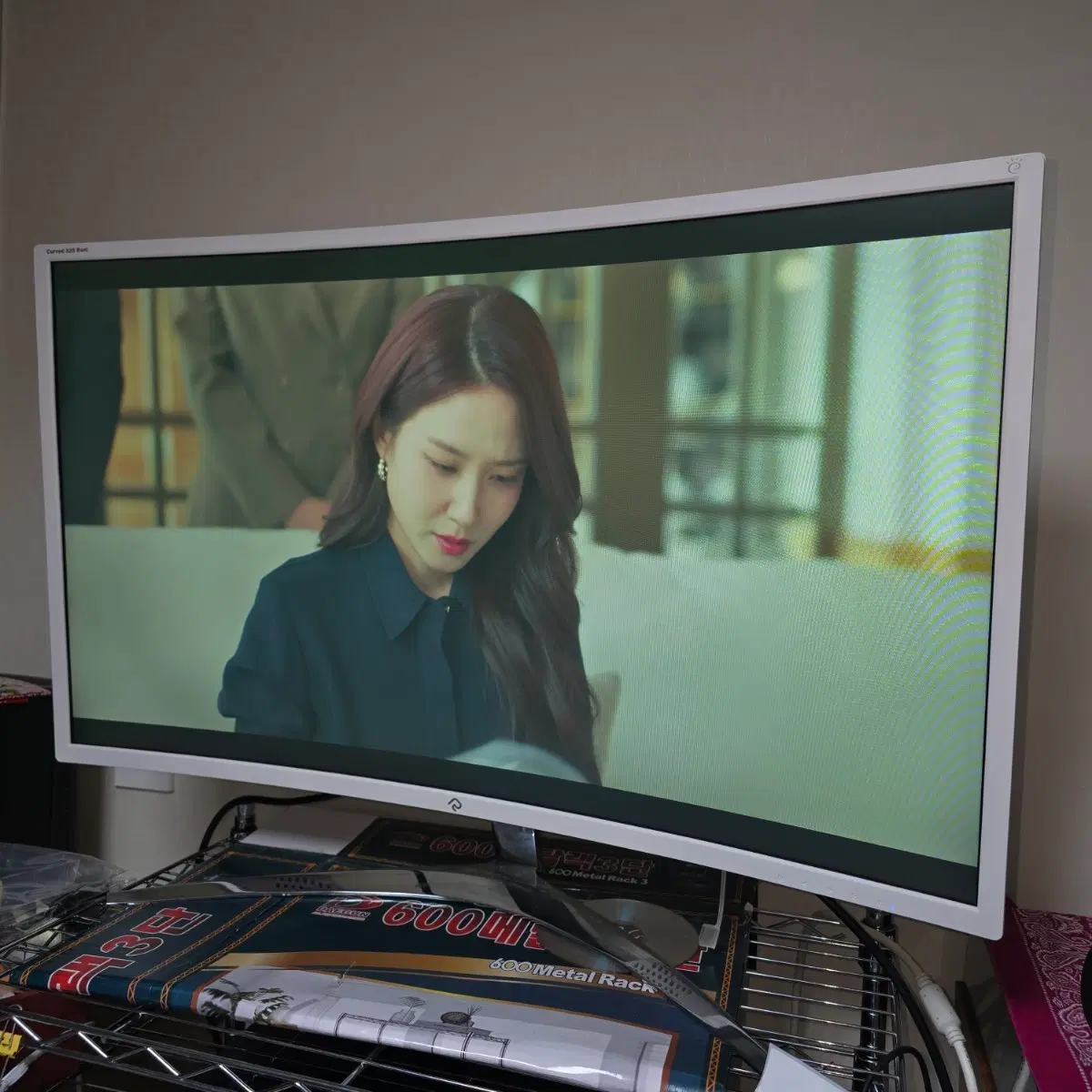 32인치 커버드 모니터