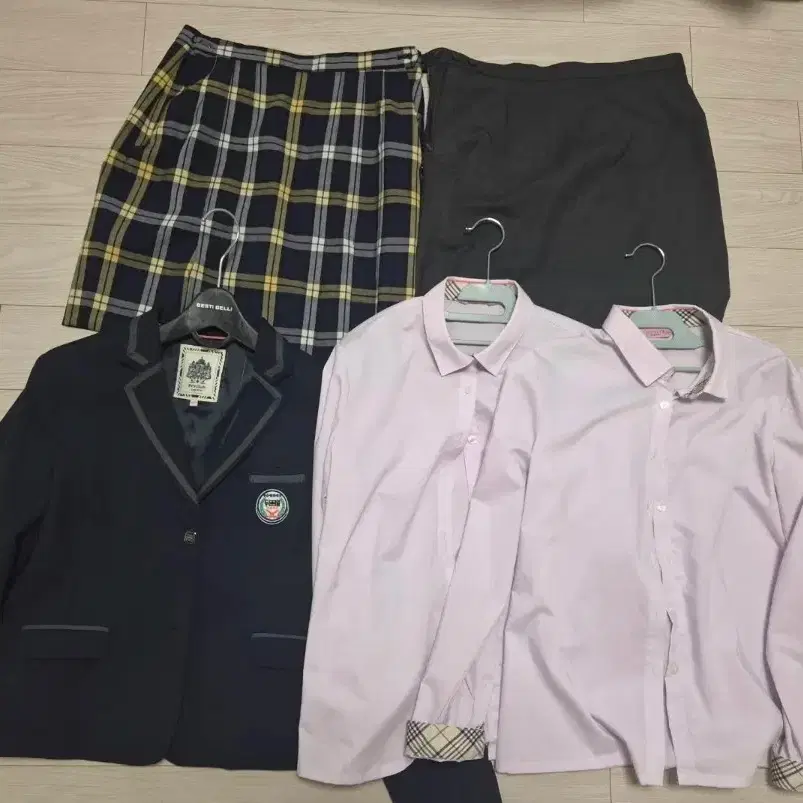 교복 세트(자켓, 블라우스 2개, 치마 2개 조끼 넥타이
