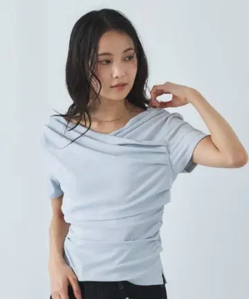 [ON 귀여움] 하프 슬리브 크로스 턱 드레이프 오프숄더 TOPS