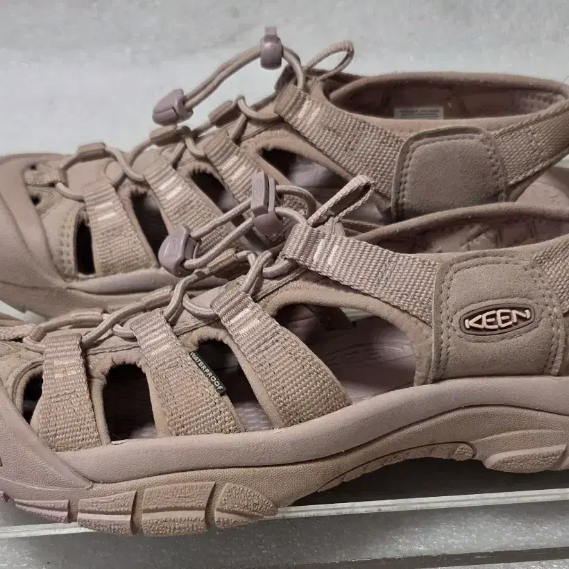 킨 KEEN 뉴포트 경등산화 트레킹화 아쿠아슈즈 여성 245