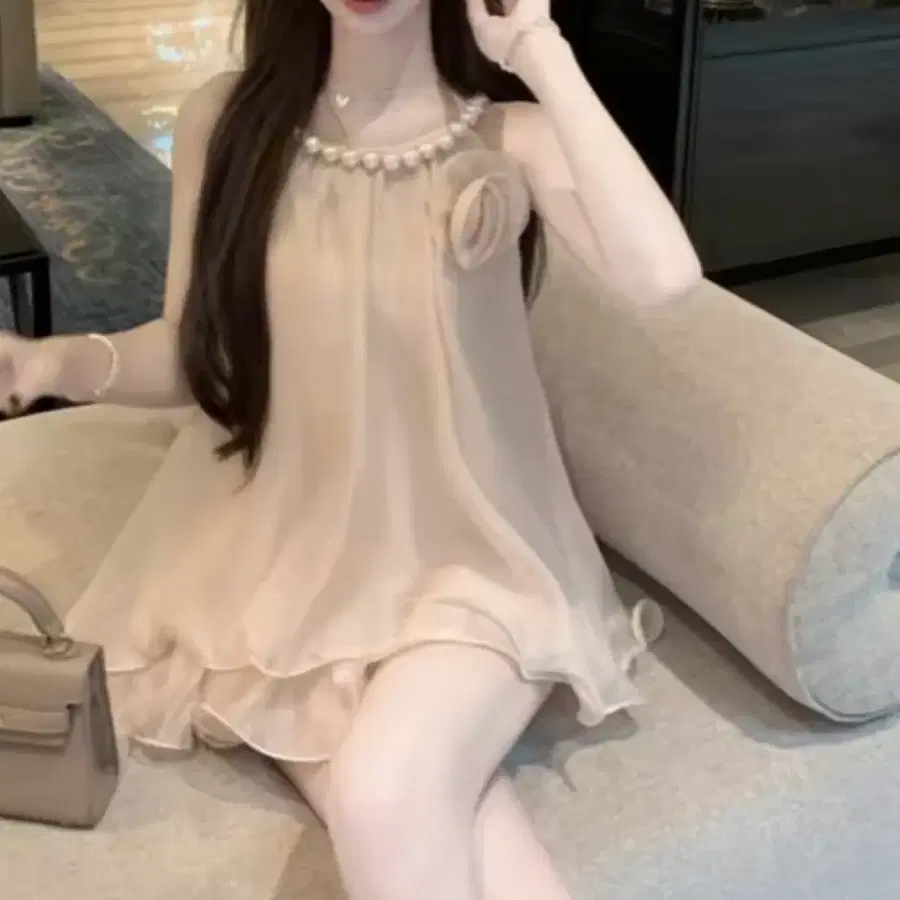 수입의류 진주 비즈 플라워 홀터넥 베이지