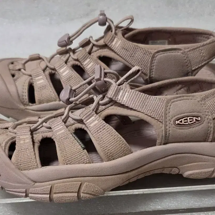 킨 KEEN 뉴포트 경등산화 트레킹화 아쿠아슈즈 여성 245