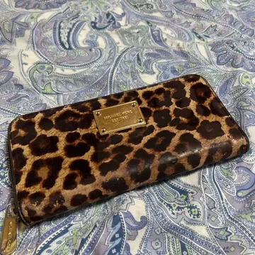 정품 MICHAEL KORS 레오파드 무늬 장지갑 라운드 지퍼