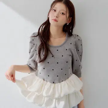 Chico 5부 소매 도트 벌룬 페플럼 파워숄더 니트