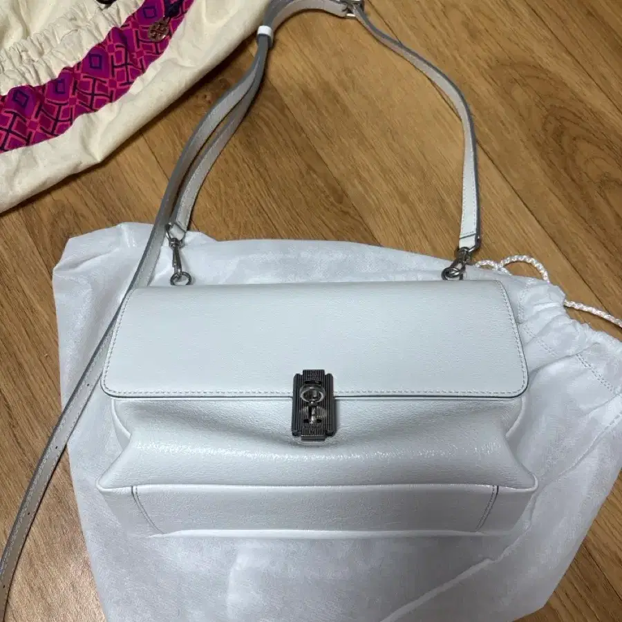분크 숄더백 화이트