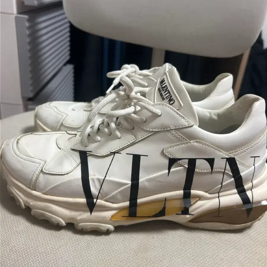 발렌티노 가라바니 VLTN 스니커즈 화이트