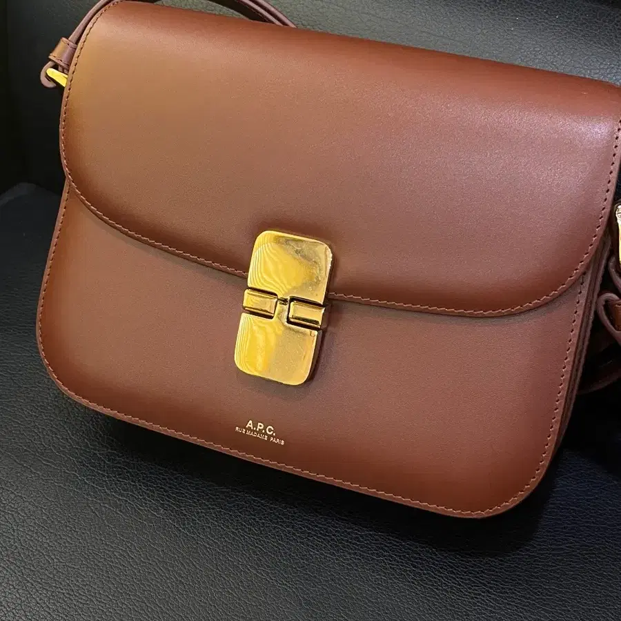 A.P.C 아페쎄 그레이스 스몰백 브라운