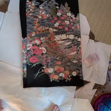 블랙 전통 예복 기모노, 정원의 학과 사계절 꽃들, 화려함