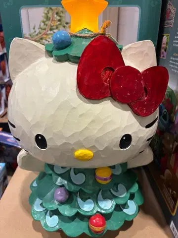짐 쇼어 헬로 키티 트리 동상