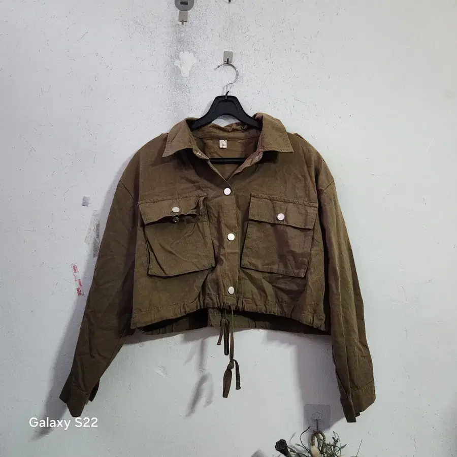 카키색 크롭 자켓