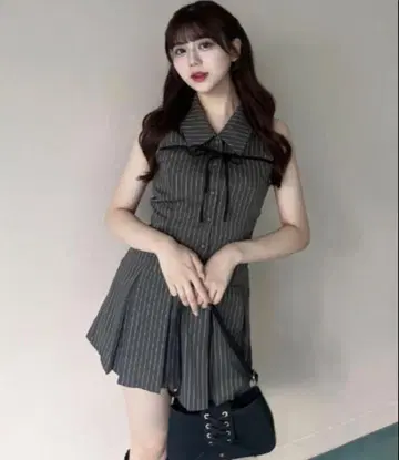 OLIVE des OLIVE 스트라이프 패턴 카라 부착 슬리브리스 미니 원피스