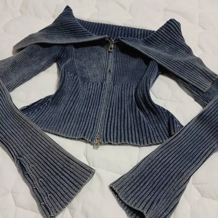 오프숄더 집업 니트