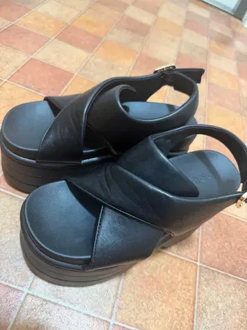 R&E 패디드 크로스 어퍼 통굽 샌들 블랙