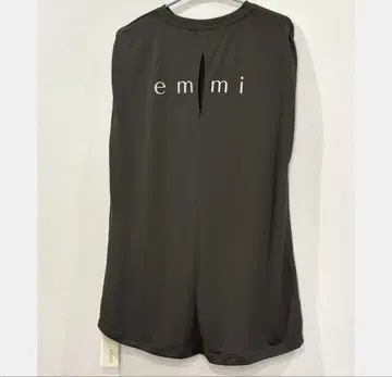 emmi 슬리브리스 티셔츠