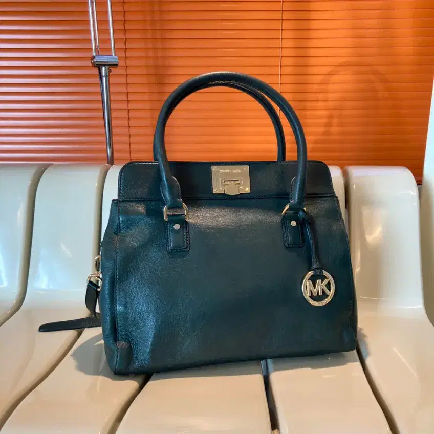 MICHAEL KORS 마이클코어스 아스트리드 사첼백 (다크 그린)