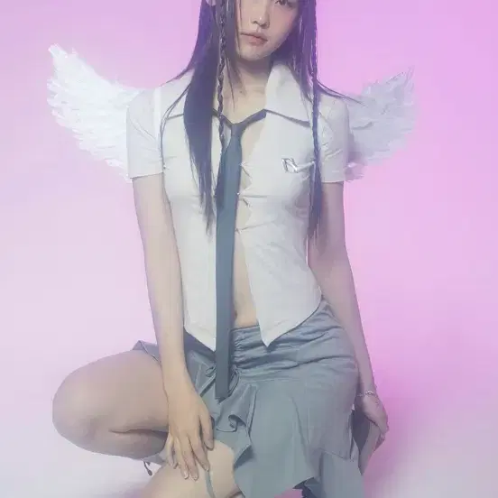 뉴얼린 엠블람 반팔셔츠 베이비핑크