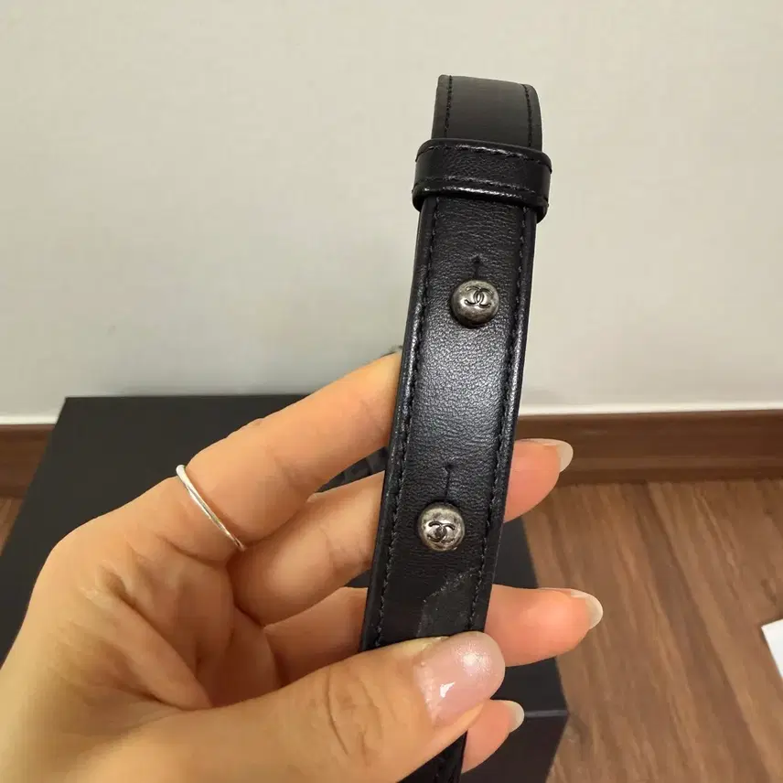 샤넬 보이백 블랙 은장 램스킨(한정판) 사진 4
