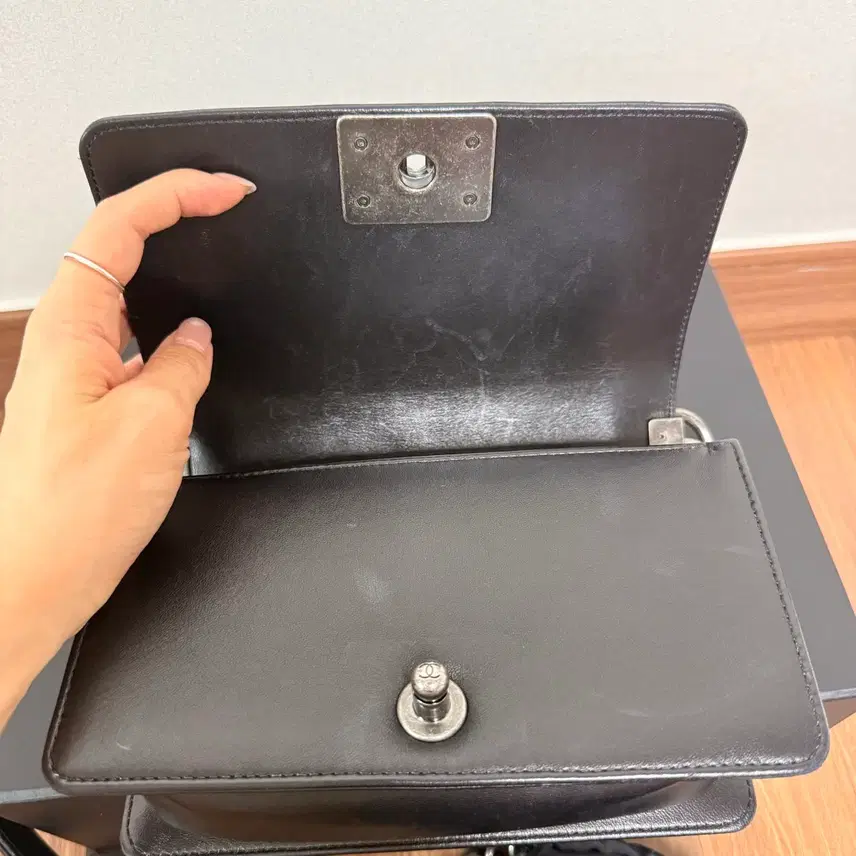 샤넬 보이백 블랙 은장 램스킨(한정판) 사진 8