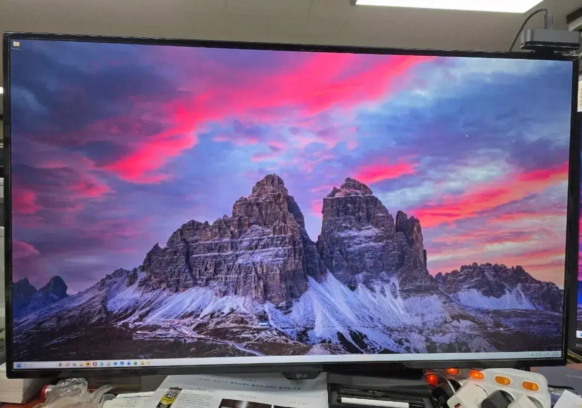 LG 43UN700 주식용 모니터