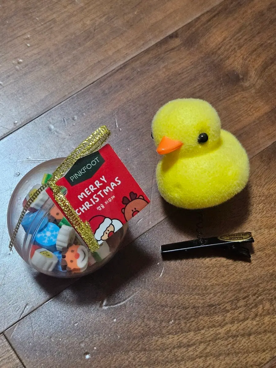 오리 병아리 머리핀과 크리스마스 캡슐 지우개 벼룩시장