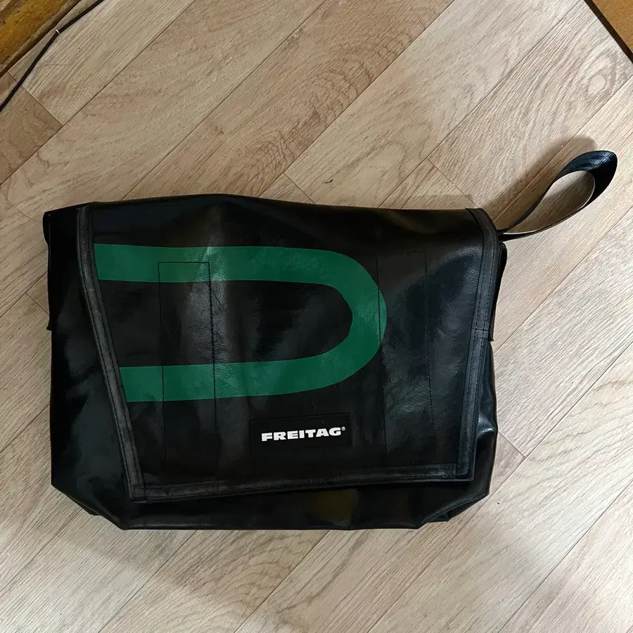 프라이탁 DEXTER 메신저백 블랙 그린
