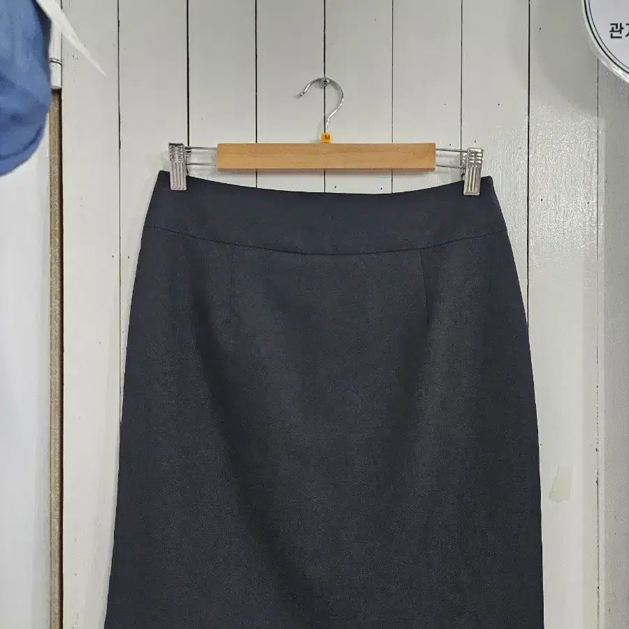 새상품 여성 미디 스커트 M 블랙 뒷지퍼 뒷트임 H라인 치마 새제품