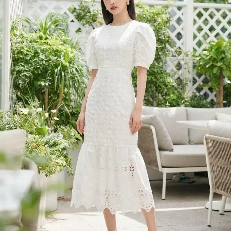 화이트 자수 펀칭 레이스 원피스