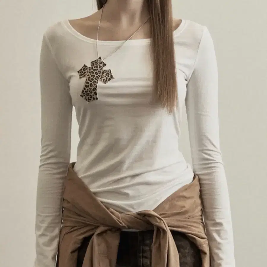 일리오 white leopard cross necklace top